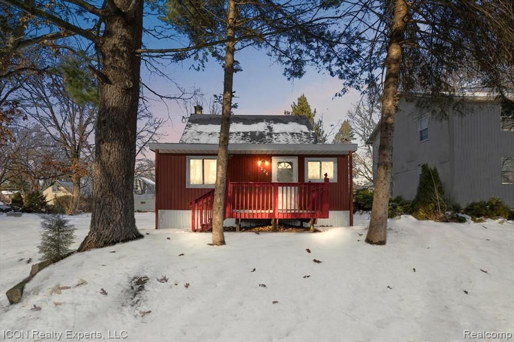 8226 Dickert Street, Commerce Twp, MI 48382