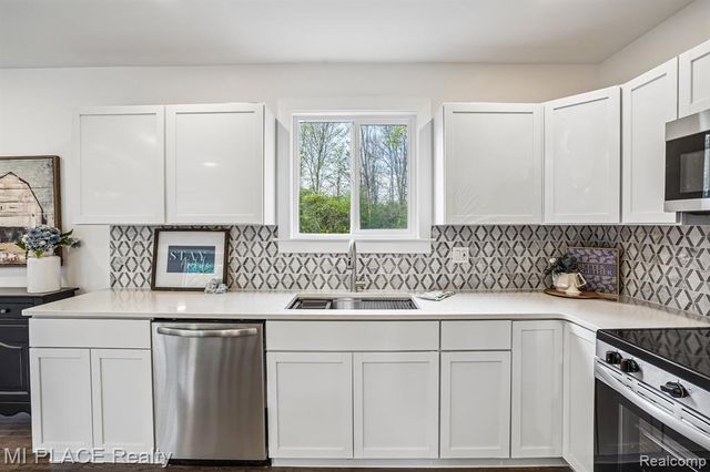 9755 Portage Trail, White Lake, MI 48386