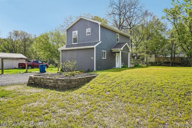9755 Portage Trail, White Lake, MI 48386