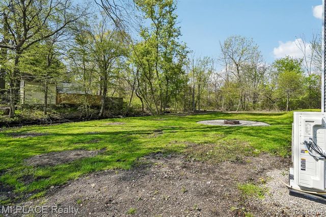 9755 Portage Trail, White Lake, MI 48386