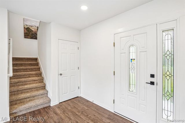9755 Portage Trail, White Lake, MI 48386