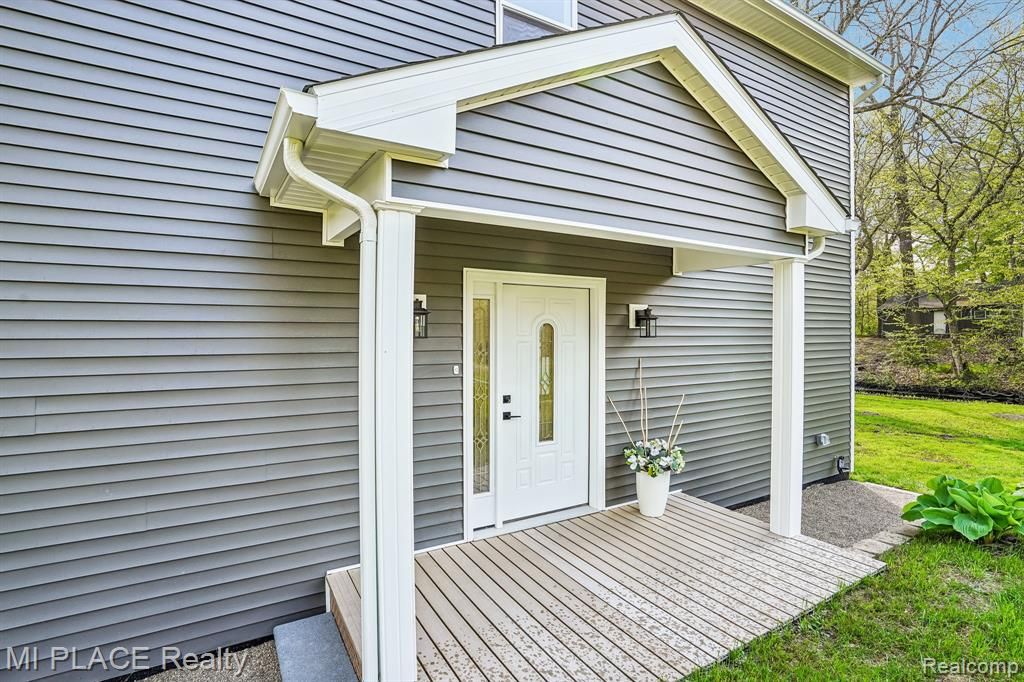 9755 Portage Trail, White Lake, MI 48386
