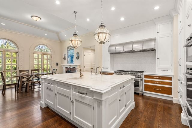 11 Scotch Pine Cir, Wellesley, MA 02481