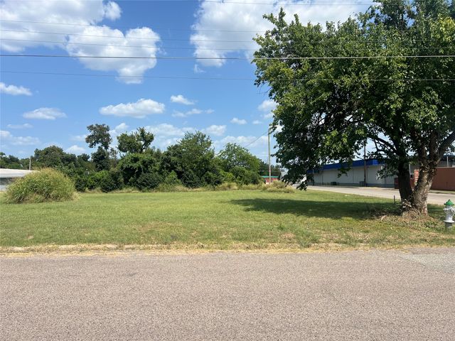 1706 N Main Street, Bonham, TX 75418