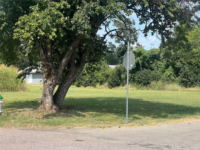 1706 N Main Street, Bonham, TX 75418