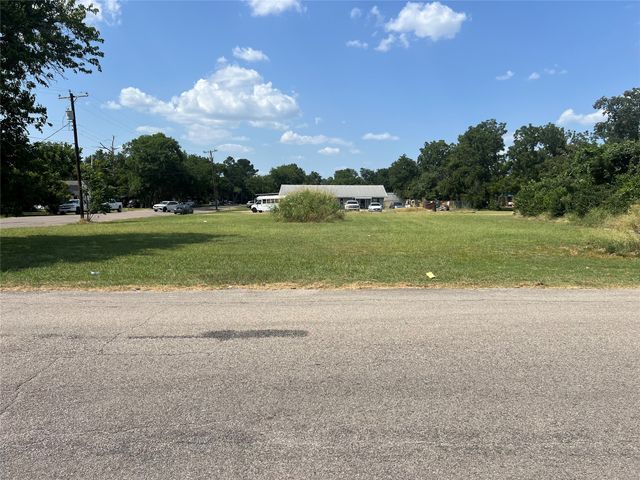 1706 N Main Street, Bonham, TX 75418