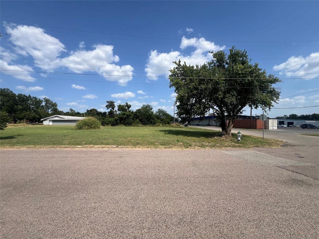 1706 N Main Street, Bonham, TX 75418