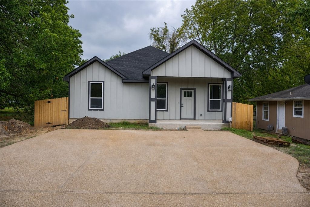 911 Harlem Lane, Bryan, TX 77803 — exterior