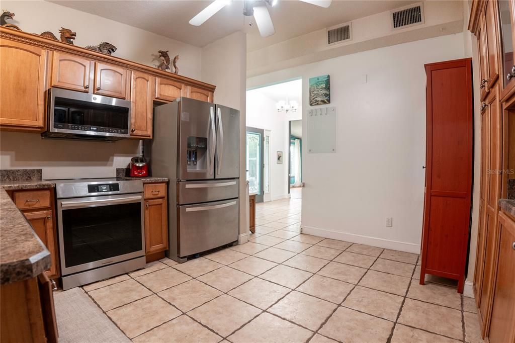 Image 12 of property listing at 6048 LINNEAL BEACH DRIVE, Apopka, FL 32703