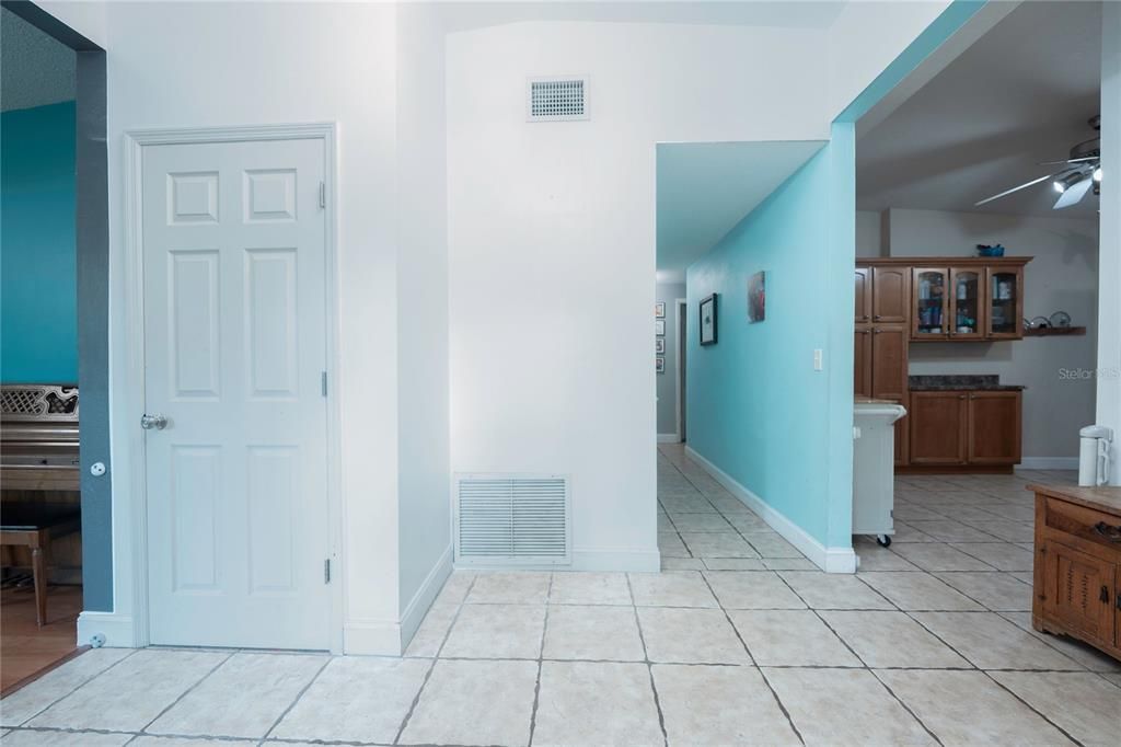 Image 6 of property listing at 6048 LINNEAL BEACH DRIVE, Apopka, FL 32703