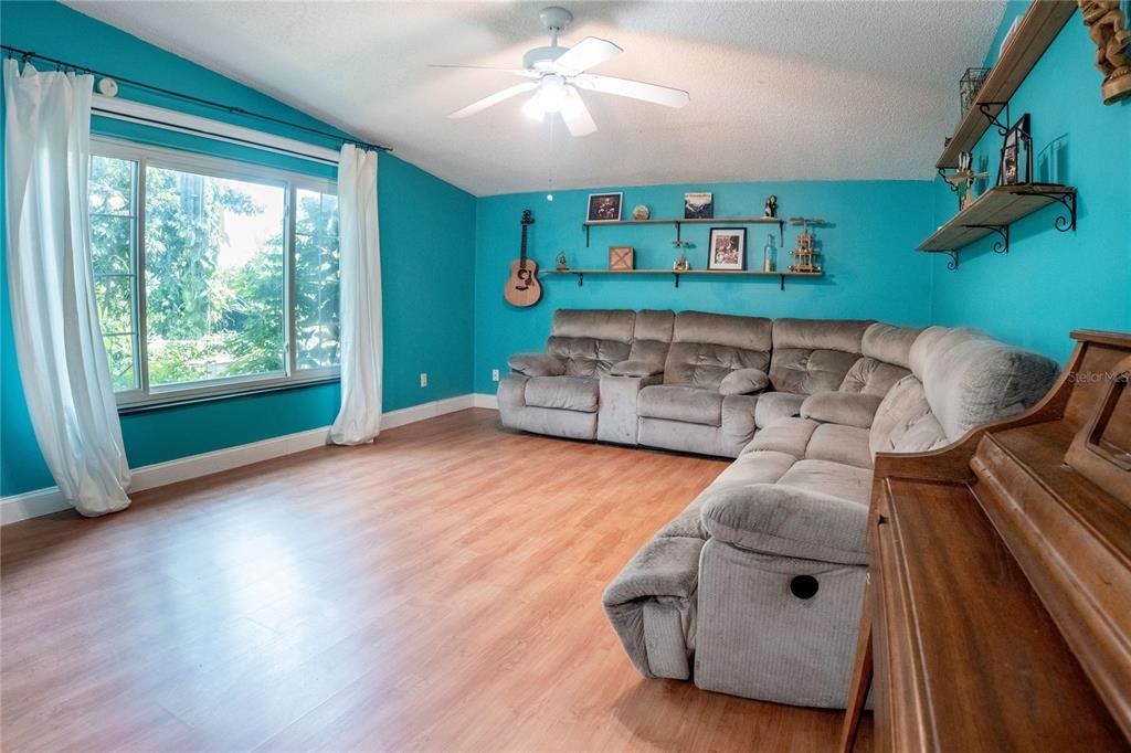 Image 7 of property listing at 6048 LINNEAL BEACH DRIVE, Apopka, FL 32703