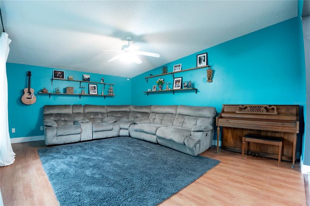 Image 8 of property listing at 6048 LINNEAL BEACH DRIVE, Apopka, FL 32703