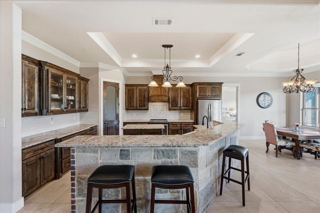 924 Indian Trail, Oak Leaf, TX 75154