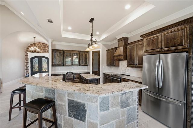 924 Indian Trail, Oak Leaf, TX 75154