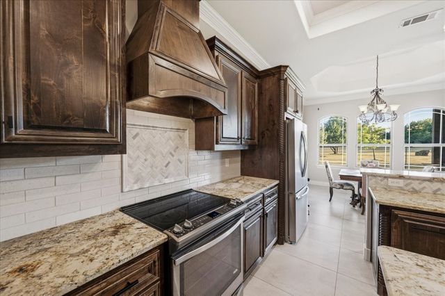 924 Indian Trail, Oak Leaf, TX 75154