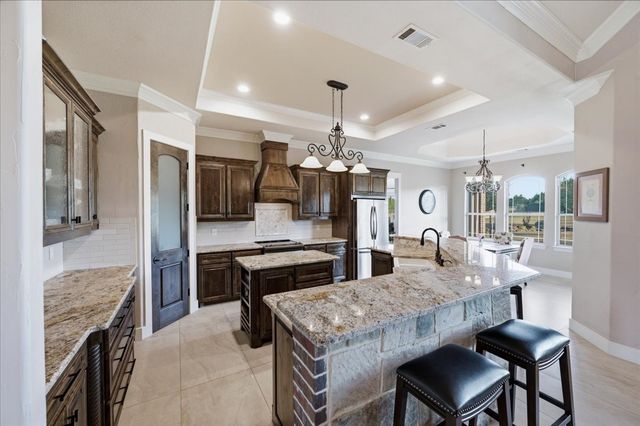 924 Indian Trail, Oak Leaf, TX 75154
