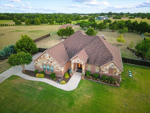 924 Indian Trail, Oak Leaf, TX 75154