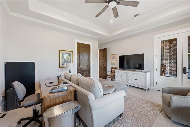 924 Indian Trail, Oak Leaf, TX 75154