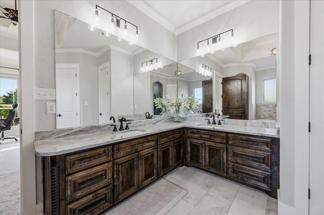 924 Indian Trail, Oak Leaf, TX 75154