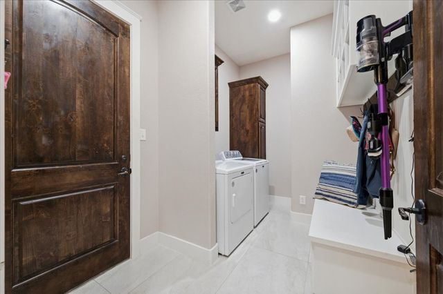 924 Indian Trail, Oak Leaf, TX 75154