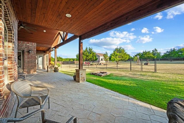 924 Indian Trail, Oak Leaf, TX 75154
