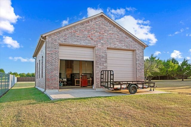 924 Indian Trail, Oak Leaf, TX 75154