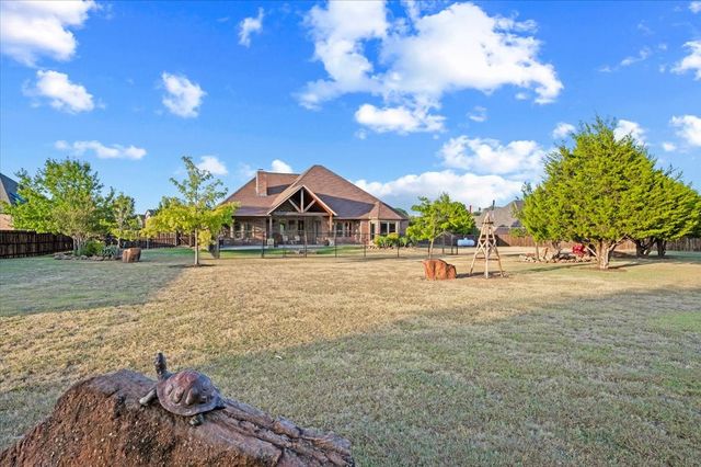 924 Indian Trail, Oak Leaf, TX 75154