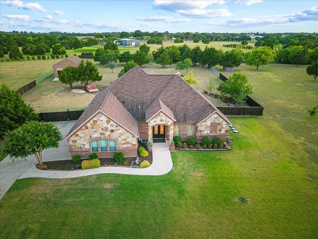 924 Indian Trail, Oak Leaf, TX 75154