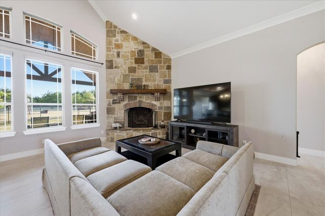 924 Indian Trail, Oak Leaf, TX 75154