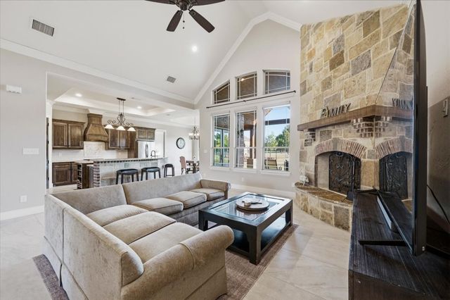 924 Indian Trail, Oak Leaf, TX 75154