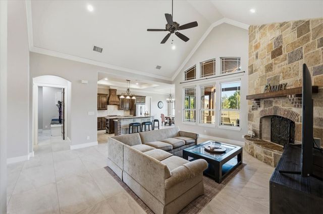 924 Indian Trail, Oak Leaf, TX 75154