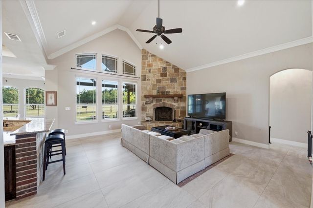 924 Indian Trail, Oak Leaf, TX 75154