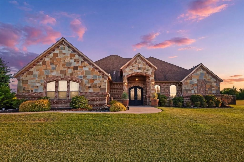 924 Indian Trail, Oak Leaf, TX 75154