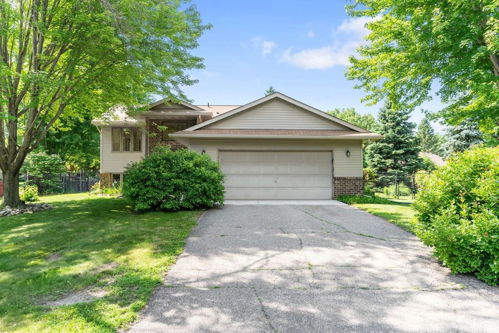 8358 Mcknight Court, Victoria, MN 55386