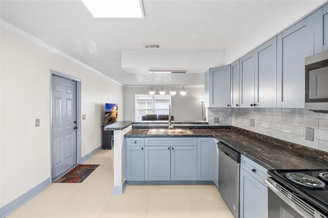 7917 LAKESHORE DRIVE, Tampa, FL 33604