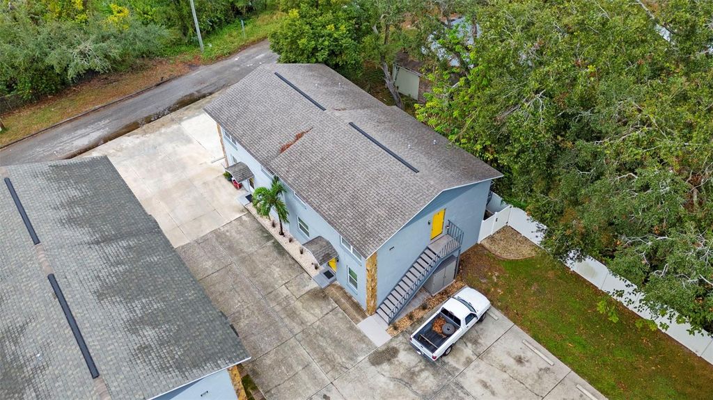 Image 24 of property listing at 7917 LAKESHORE DRIVE, Tampa, FL 33604