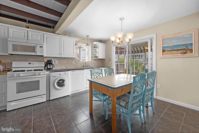 7 HAROLD LN, Manahawkin, NJ 08050