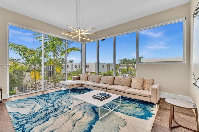 9870 NW 74th Terrace, Doral, FL 33178