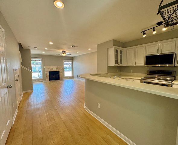 6900 E Riverside DR 8, Austin, TX 78741