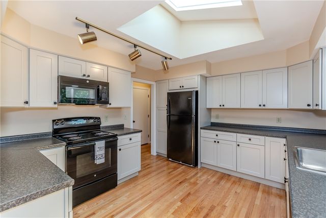 26 Seneca Road, Portsmouth, RI 02871
