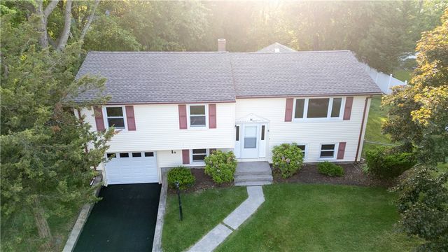 26 Seneca Road, Portsmouth, RI 02871