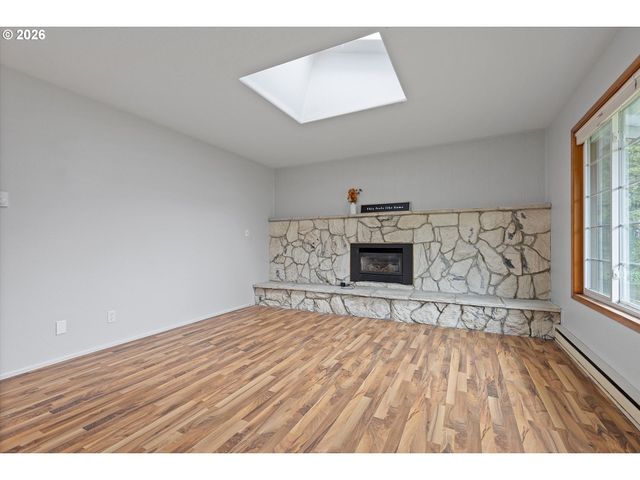 2950 Ne AZALEA St, Hillsboro, OR 97124