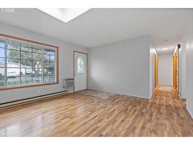 2950 Ne AZALEA St, Hillsboro, OR 97124