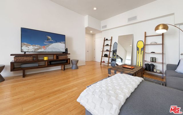 11970 Montana Avenue 308, Los Angeles, CA 90049
