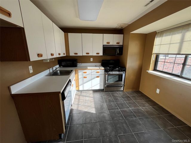 45 Newbrook Lane 45, Bay Shore, NY 11706