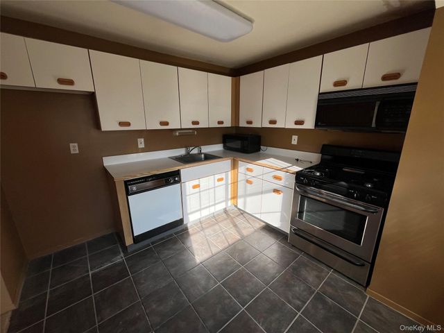 45 Newbrook Lane 45, Bay Shore, NY 11706