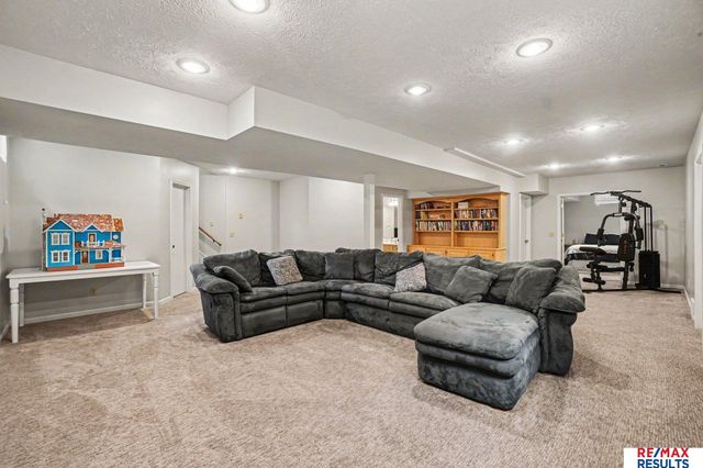 503 W Centennial Drive, Papillion, NE 68046