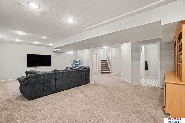 503 W Centennial Drive, Papillion, NE 68046