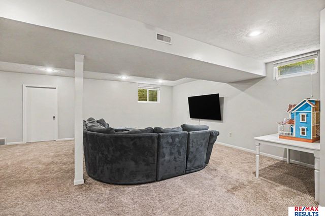 503 W Centennial Drive, Papillion, NE 68046