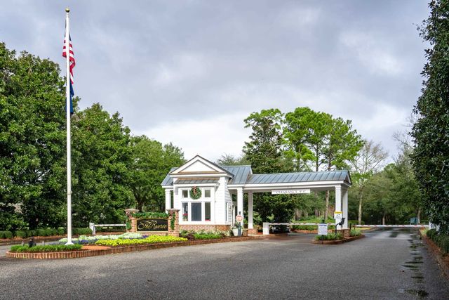 99 Hunters Oak Ct., Pawleys Island, SC 29585